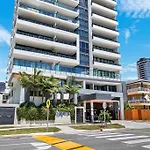 Opus Apartment - Beach At Your Doorstep Short Walk To Light Rail