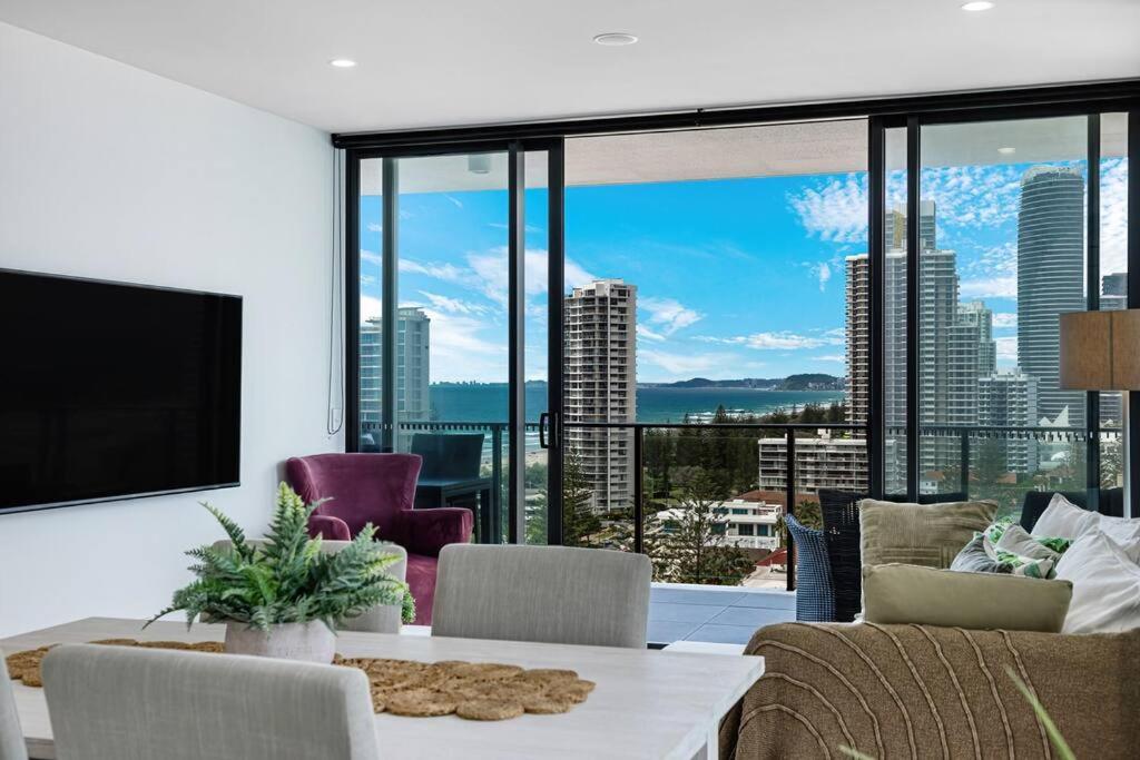 Opus - At Your Doorstep Short Walk To Light Rail Apartment *